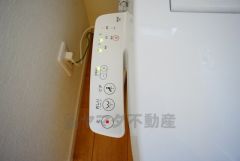 同仕様写真。温水、暖房、ウォシュレット付の高機能トイレです。