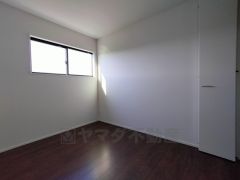 暖かい日差しが差し込む洋室。たっぷり収納できるクローゼット付きでお部屋の中をすっきりと快適に保てます。