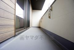陽当たりの良いバルコニーです。お洗濯やお布団干しはもちろん、日光浴スペースにも。足元は防水工事施工済です。