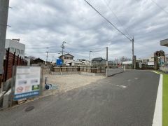 前面道路。東側約4ｍ公道。車通りが少なく、駐車もラクラクです＾＾