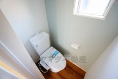 温水洗浄機付トイレです。節水機能もあるので、安心して使えますね。もちろん、1階2階の2ヶ所にトイレがあるので、忙しい朝にもゆとりができますね。