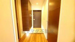 たっぷり収納できるシューズボックスです。家族全員の靴がきれいに整頓できます。シューズボックスは全身鏡付きで、お出かけ前にコーディネートのチェックが出来ますね。