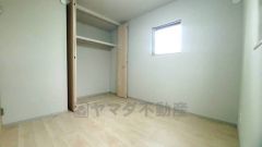 暖かい日差しが差し込む洋室。たっぷり収納できるクローゼット付きでお部屋の中をすっきりと快適に保てます。