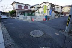 現地（2026年1月6日）撮影。死角が少なく防犯性の高い二方道路。大型車の通行が少なく、騒音や振動が少ないので静かで快適な生活を送れます。