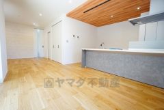大きな窓のあるリビングは、陽光あふれる明るい空間です。居心地良く、ご家族皆がゆったり寛げる憩いの空間となりそうです。
