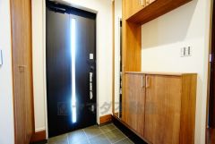 たっぷり収納できるシューズボックスです。家族全員の靴がきれいに整頓できます。棚の上にお花や写真を飾っても良いですね。