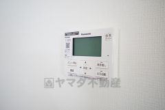 キッチン横からボタンひとつで操作が楽々。