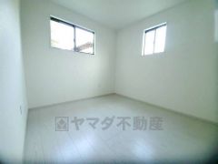 暖かい日差しが差し込む洋室。たっぷり収納できるクローゼット付きでお部屋の中をすっきりと快適に保てます。