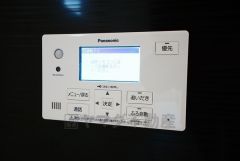 湯量・湯温の設定、そして保温までワンタッチのフルオートバス。便利な追い炊き機能付きです。