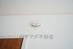 火災発生をいち早く知らせてくれる火災報知器は標準装備です。