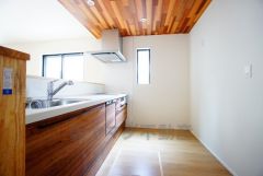 対面式カウンターキッチンからはお子様の様子が見守れます。ダイニングへの配膳や調理の時便利なカウンター付き。