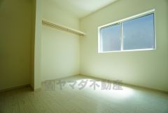 同仕様写真。暖かい日差しが差し込む洋室。たっぷり収納できるクローゼット付きでお部屋の中をすっきりと快適に保てます。