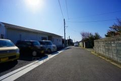 前面道路。北側約6ｍ公道。駐車スペース3台分確保＾＾（車種による）前面道路も広々としているので駐車もラクラクです＾＾