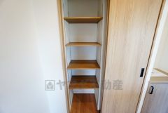 まとめ買いしてもこの収納量なら心配要らずのパントリー。調理家電や食品のストックをすっきりまとめられ、キッチン周りを広々使えます。