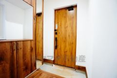 たっぷり収納できるシューズボックスです。家族全員の靴がきれいに整頓できます。棚の上にお花や写真を飾っても良いですね。