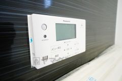 浴室暖房乾燥機付き。天候に左右されず、いつでも好きなときに洗濯物を干せるので、仕事や家事で忙しい方に重宝します。