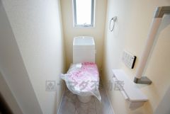 温水洗浄機付トイレです。節水機能もあるので、安心して使えますね。もちろん、1階2階の2ヶ所にトイレがあるので、忙しい朝にもゆとりができますね。