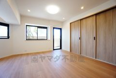 リビングは広々とした設計で、家族が集い、寛ぐ暮らしの空間を演出しています。