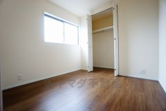 暖かい日差しが差し込む洋室。たっぷり収納できるクローゼット付きでお部屋の中をすっきりと快適に保てます。