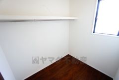 2階ファミリークローゼット。広々した空間は日常のものから趣味の道具まで様々なものを収納してくれます。