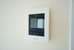 防犯はもちろん、セールスマン対策にもなるモニター付きインターホンです。お子さん1人での留守番時にも活躍しそうです。