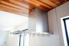 風量が弱・強と切替え可能なレンジフードが調理中の煙をしっかり吸い込みます。手元を照らすライト付きです。