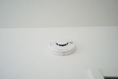 火災報知器が設置されていることで、火災の発生をいち早く感知し、就寝中や留守中でも素早く危険を知らせてくれるため、家族の安全を確保し被害を最小限に抑えられます。