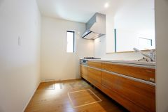 対面式カウンターキッチンからはお子様の様子が見守れます。ダイニングへの配膳や調理の時便利なカウンター付き。