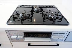複数の調理を一度に行うことができる3口コンロ。効率よくお料理が出来ます。毎日のお料理も楽しくなりますね＾＾