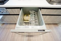 食事の後の手間を解消する食器洗い乾燥機付。冬場の洗い物で手荒れの悩みもなくなります。手洗いよりも節約できて便利。