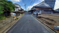 現地（2025年10月20日）撮影。大型車の通行が少なく、騒音や振動が少ないので静かで快適な生活を送れます。