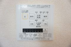 同仕様写真。浴室暖房乾燥機付き。天候に左右されず、いつでも好きなときに洗濯物を干せるので、仕事や家事で忙しい方に重宝します。