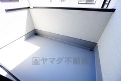 陽当たりの良いバルコニーです。お洗濯やお布団干しはもちろん、日光浴スペースにも。足元は防水工事施工済です。