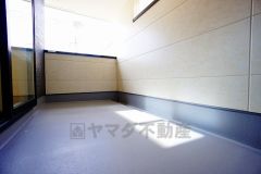 陽当たりの良いバルコニーです。お洗濯やお布団干しはもちろん、日光浴スペースにも。足元は防水工事施工済です。