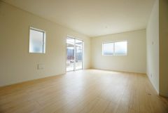 大きな掃き出し窓のあるリビングは、陽光あふれる明るい空間です。ゆったりと寛げる憩いの場となりそうです。