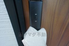 かざすだけで開閉できる、タッチキー採用の玄関。お買い物帰りで、両手がふさがってきても簡単に中に入れます＾＾