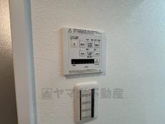 浴室暖房乾燥機付き。天候に左右されず、いつでも好きなときに洗濯物を干せるので、仕事や家事で忙しい方に重宝します。