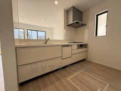 リビングやダイニングからキッチン周りが丸見えにならない対面式キッチン。テレビ鑑賞や家族との対話がしやすく、ご家族の温かい時間を演出します。