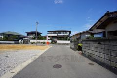 2025年8月撮影。住人以外の車の進入も少なく、小さなお子様を持つご家庭にも安心です。