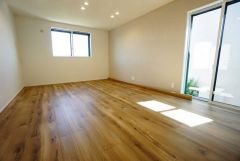 大きな窓のあるリビングは、陽光あふれる明るい空間です。居心地良く、ご家族皆がゆったり寛げる憩いの空間となりそうです。