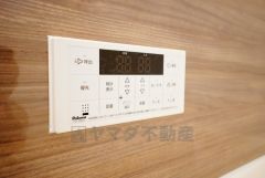 同仕様写真。湯量・湯温の設定、そして保温までワンタッチのフルオートバス。便利な追い炊き機能付きです。