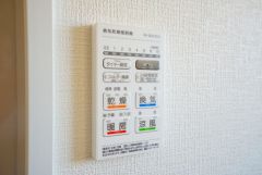雨の日の洗濯も安心できる浴室暖房乾燥機付き浴室。リモコンで操作もボタン1つで簡単。