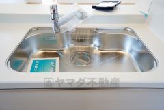 広々とした凸型シンクに洗剤ポケットを標準装備。大きなお鍋など洗いやすいです。