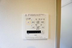 雨の日の洗濯も安心できる浴室暖房乾燥機付き浴室。リモコンで操作もボタン1つで簡単。