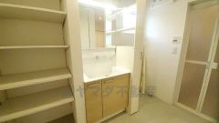 三面鏡つき洗面台。鏡裏にたっぷりとした収納スペースがあります。鏡を閉めてしまえば小物は見えないため、スッキリとした印象の洗面台にできます。