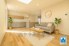 家具はイメージです。大きな窓のあるリビングは、陽光あふれる明るい空間です。居心地良く、ご家族皆がゆったり寛げる憩いの空間となりそうです。