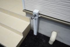 あると便利な外水栓。庭や駐車場まわりの掃除、洗車、アウトドア用品の洗浄が家の中を汚さずに行え、日常の手間を大幅に減らせる便利な設備です。