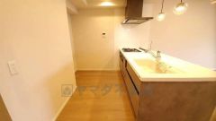 リビングやダイニングからキッチン周りが丸見えにならない対面式キッチン。テレビ鑑賞や家族との対話がしやすく、ご家族の温かい時間を演出します。