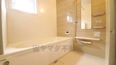 1日の疲れを癒すくつろぎのバスルーム。足を伸ばしてもゆったりと入れるサイズです。お子様と一緒にお風呂に入っても狭くないですね^^