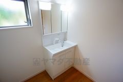 同仕様写真。三面鏡つき洗面台。鏡裏にたっぷりとした収納スペースがあります。鏡を閉めてしまえば小物は見えないため、スッキリとした印象の洗面台にできます。